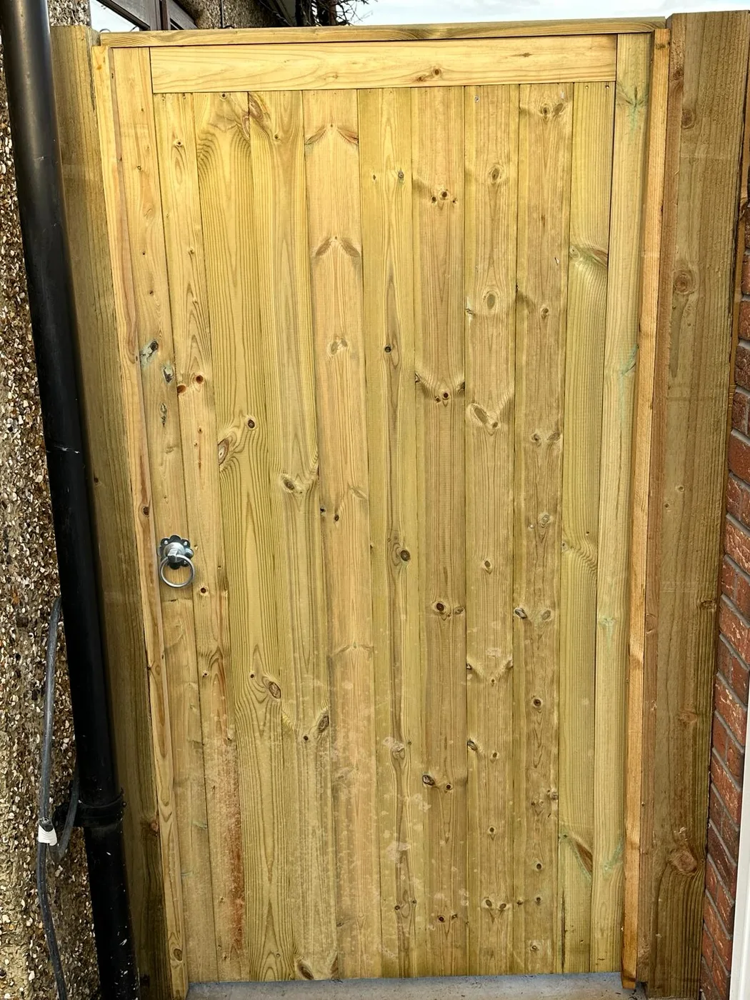 Vertical board side gate with a ring latch